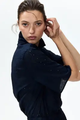 Chemise oversize avec broderie anglaise - Bleu foncé — photo 2