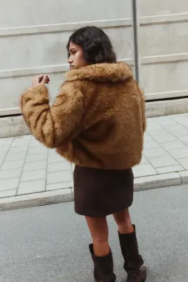 Veste courte en matière duveteuse - Beige foncé — photo 4