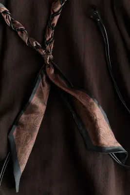 Robe évasée avec ceinture - Marron foncé — photo 2