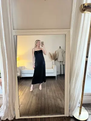 Robe longue slip dress à fines bretelles en soie noire Prix boutique 2200€ Taille XS — photo 3