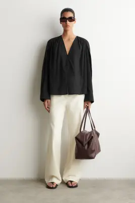 CHEMISE COL EN V FRONCÉE EN COTON LÉGER - NOIR — photo 1