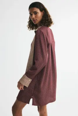 Robe à boutons avec col cravate - Rouge prune foncé/motif — photo 3