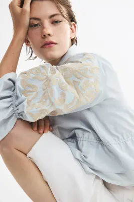 Blouse avec applications et cordon de serrage - Bleu clair/motif — photo 2