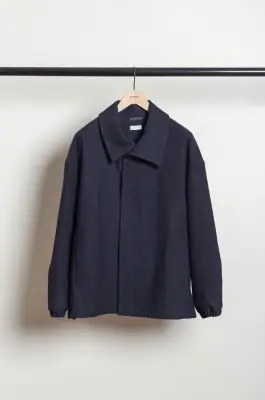 De Dam Foundation – Wool Gabardine Short Coat 26FW-SC-W0-01 – Navy — photo 3