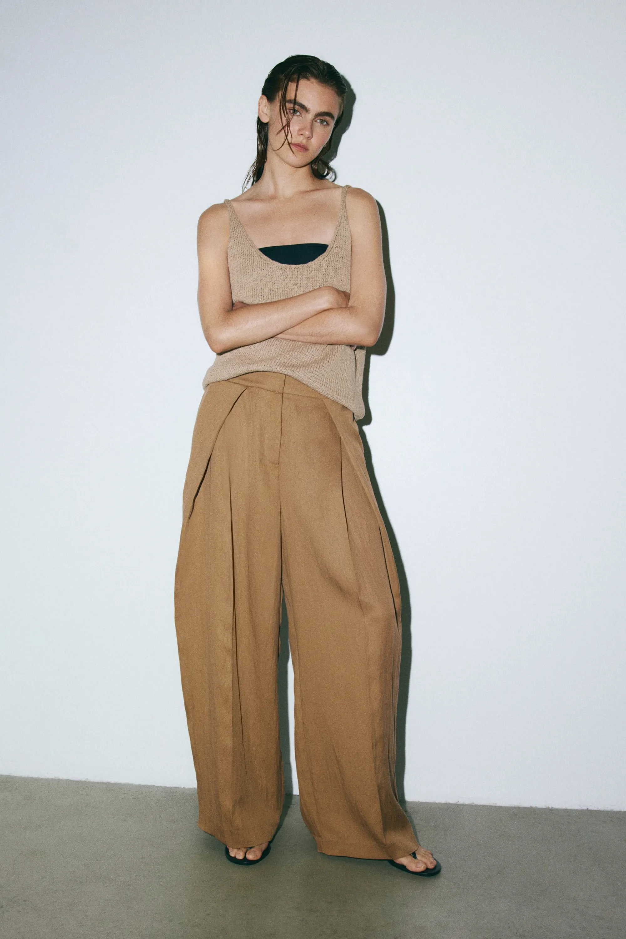 Pantalon froissé avec détails croisés - Beige foncé