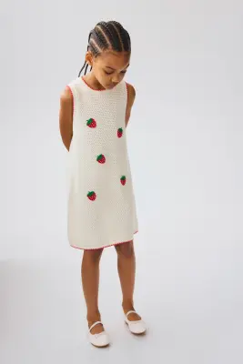 Robe en maille ajourée avec applications - Crème/fraises — photo 3