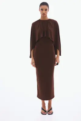 Robe à effet drapé avec cape - Marron foncé — photo 2