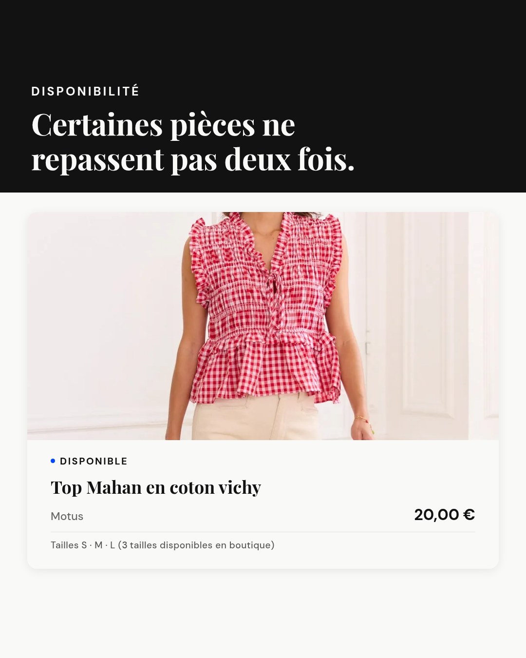 Carte produit surélevée avec cadrage équilibré du buste sans visage montrant l'ensemble du Top Mahan (encolure volantée nouée, smocks, taille et basque peplum en vichy rouge et blanc). Badge "• DISPONIBLE", nom "Top Mahan en coton vichy", boutique "Motus", prix "20,00 €", mention "Tailles S · M · L (3 tailles disponibles en boutique)". Bandeau Onyx avec surtitre Papier "DISPONIBILITÉ" et titre : "Certaines pièces ne repassent pas deux fois."
