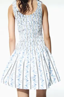 Robe smockée en coton - Blanc/bleu/fleuri — photo 2