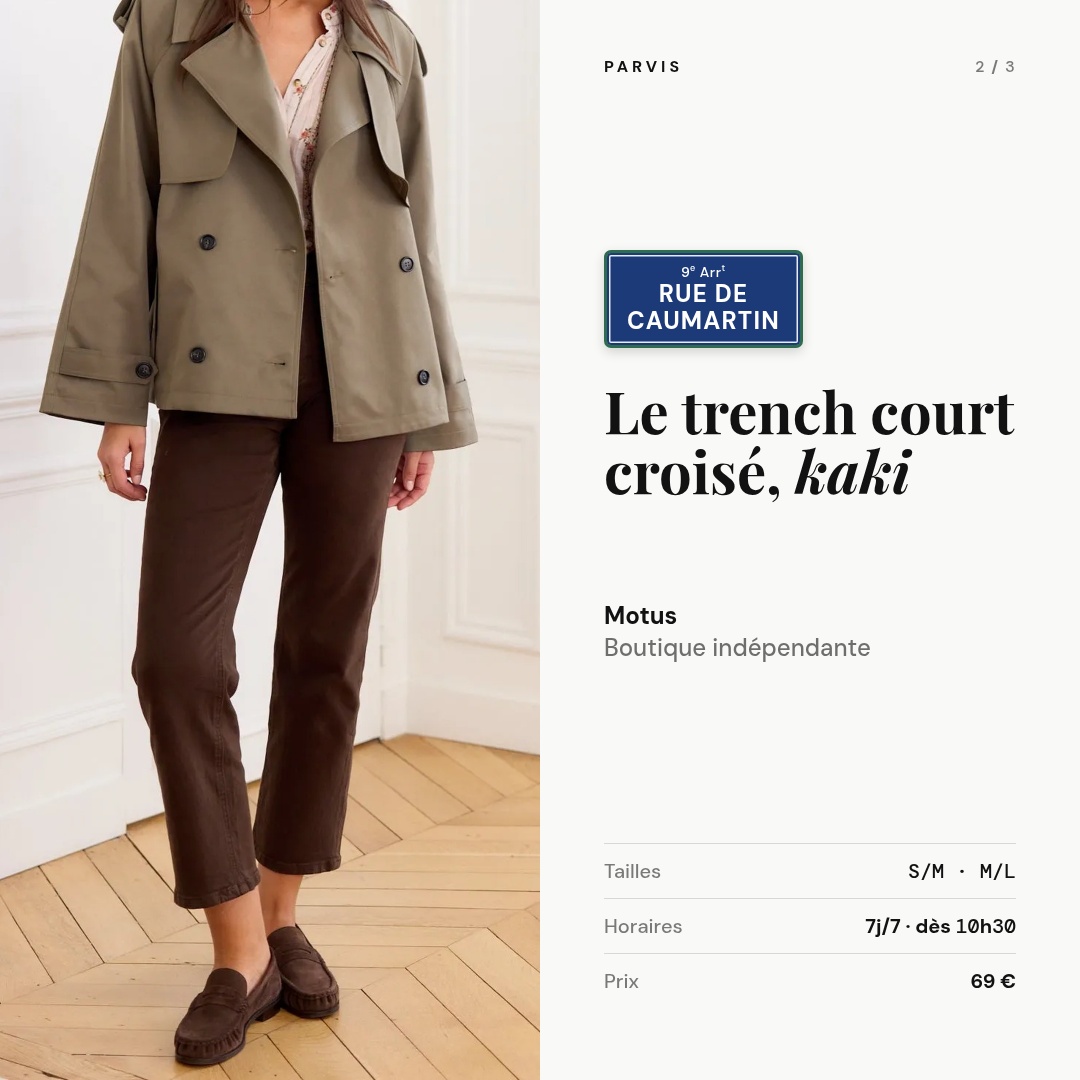 Trench court croisé kaki porté avec un pantalon marron. Plaque « Rue de Caumartin, 9e arrondissement ». Le trench court croisé, kaki — Motus, boutique indépendante, 69 €. Tailles S/M et M/L. Ouvert 7 jours sur 7.