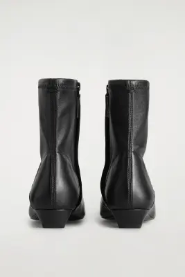 BOTTINES POINTUES EN CUIR À PETIT TALON COMPENSÉ - NOIR — photo 2