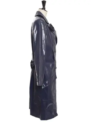 Manteau long imperméable en vinyl bleu marine et fleurs de camélias Prix boutique 8500€ Taille 36/38 — photo 4