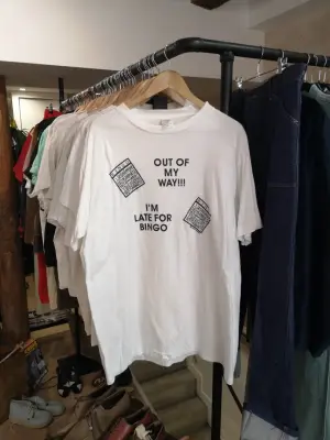 T-shirt vintage blanc "Out of my way! I'm late for Bingo" — photo 1