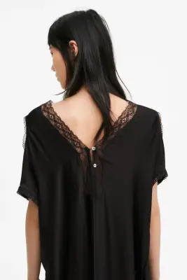 Robe en satin avec dentelle - Noir — photo 2
