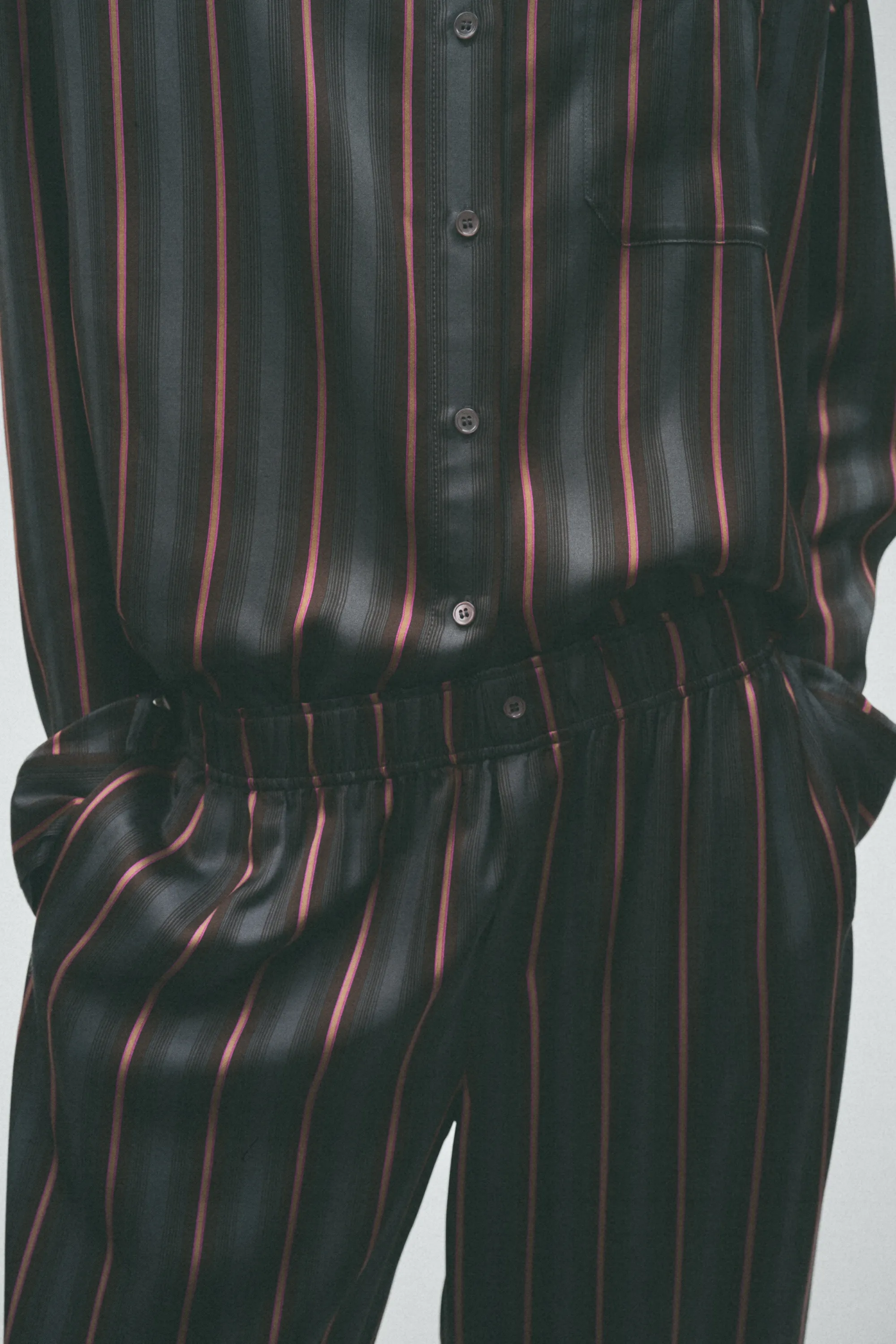 Pantalon en satin avec taille élastique - Gris foncé/rayé