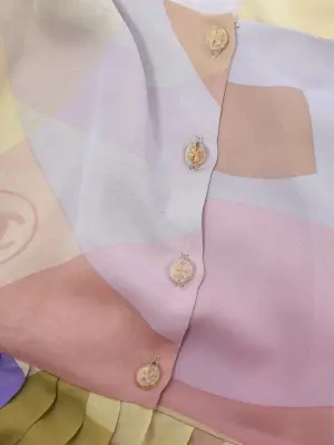 Robe à fines bretelles soie plissée imprimé violet anis et rose  Prix boutique 3000€ Taille XS — photo 2