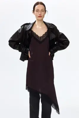 Robe à bretelles fines avec dentelle - Marron foncé/noir — photo 1