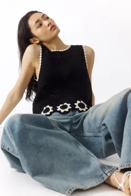 Crochet-look hole-knit top - Noir/fleurs — photo 1