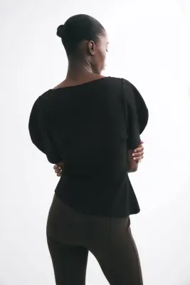 Top asymétrique avec manches bouffantes - Noir — photo 3