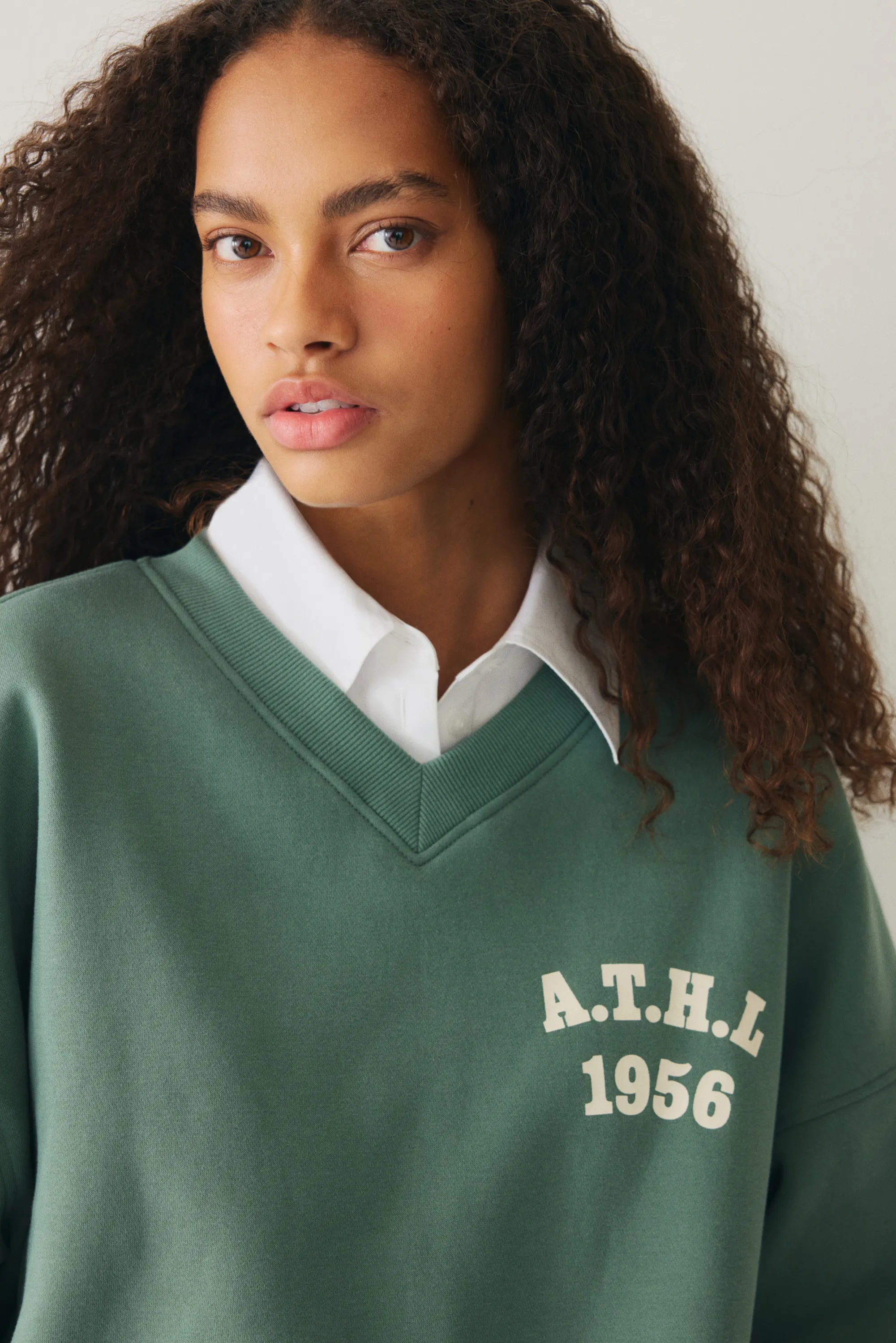 Sweat oversize avec encolure en V - Vert ancien/A.T.H.L