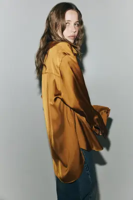 Chemise oversize en satin - Jaune doré foncé — photo 2