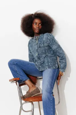 Chemise en jean motif au laser — photo 3