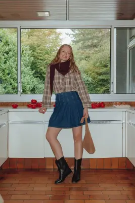 Jupe courte plissée en jean — photo 3