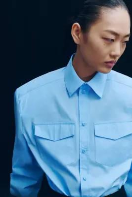 Chemise en popeline avec épaulettes - Bleu clair — photo 1
