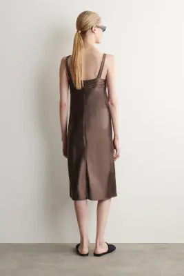 ROBE NUISETTE EN SATIN À FINITION AJOURÉE - BRUN — photo 3