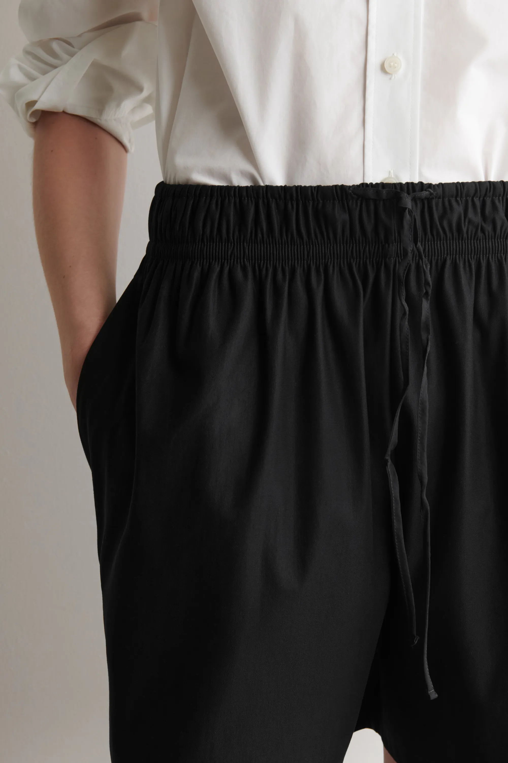 SHORT À TAILLE FRONCÉE - NOIR