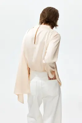 Blouse en satin avec châle - Beige clair — photo 3