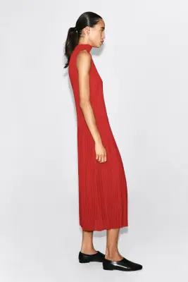 ROBE LONGUE SANS MANCHES EN JACQUARD PLISSÉ - ROUGE — photo 4