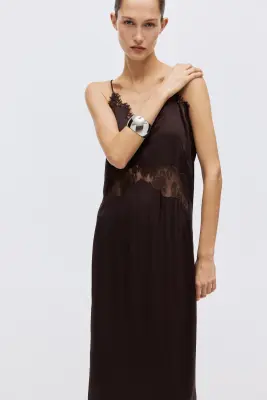Robe à bretelles fines avec dentelle - Marron foncé — photo 2
