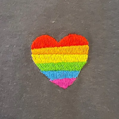 T-shirt bleu "Coeur arc en ciel" — photo 2