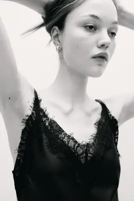 Robe à bretelles fines avec dentelle - Noir — photo 1