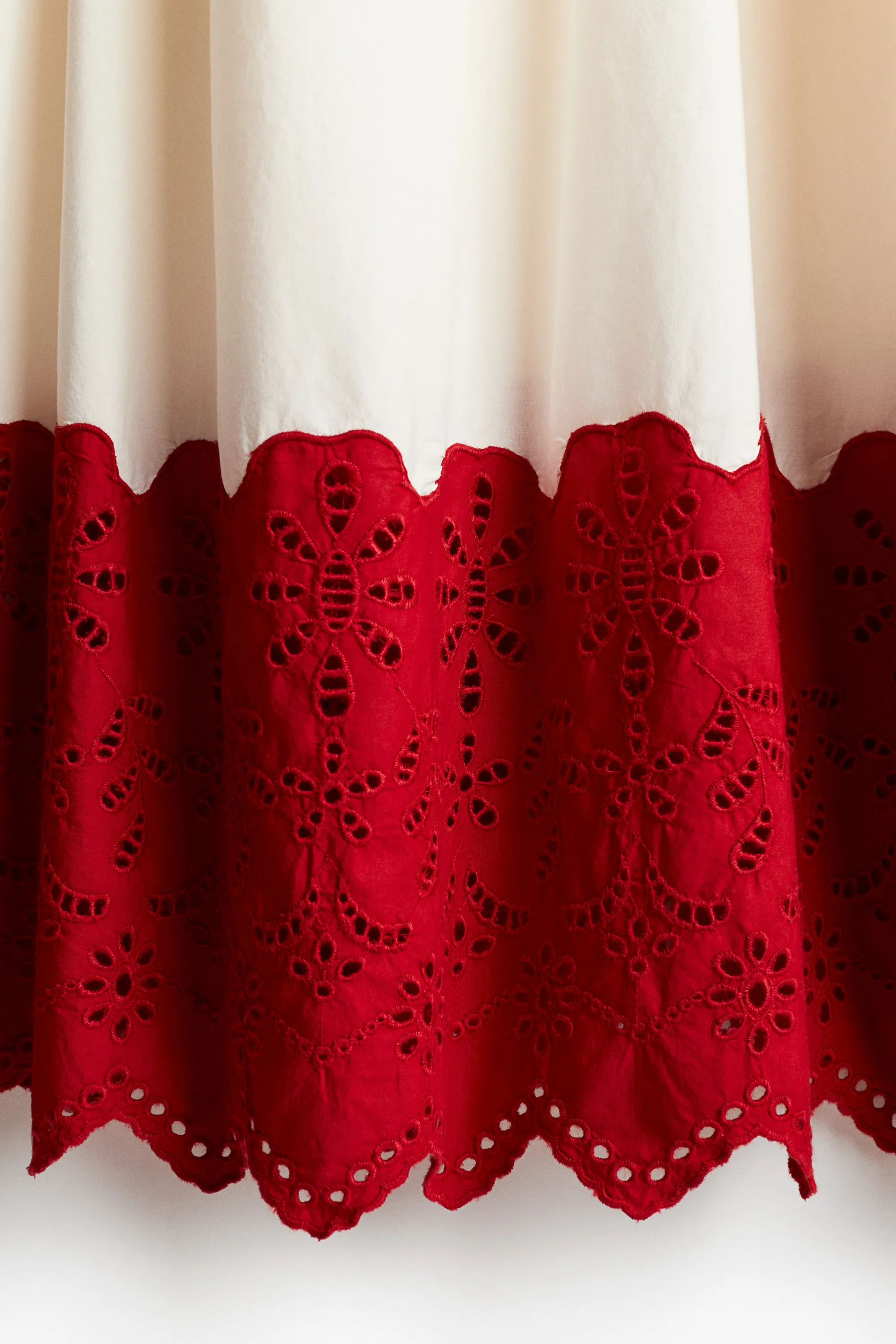 Robe avec détail en broderie anglaise - Crème/rouge