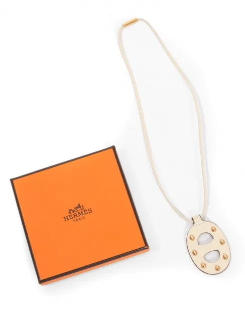 Collier pendentif chaîne d'ancre petit modèle en cuir et studs Prix boutique 500€