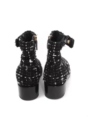 Bottines plates en tweed de laine noir et blanc bout rond cuir verni et sigle CC doré Prix boutique 2300€ Taille 38 — photo 5