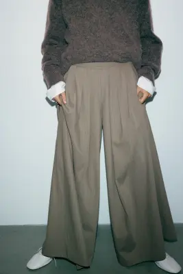 Pantalon plissé avec jambes larges - Grège clair/rayures tennis — photo 2