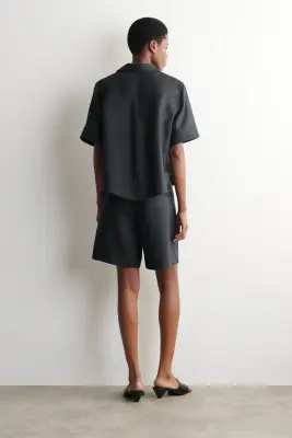 CHEMISE OVERSIZE À MANCHES COURTES EN LIN - NOIR DÉLAVÉ — photo 4