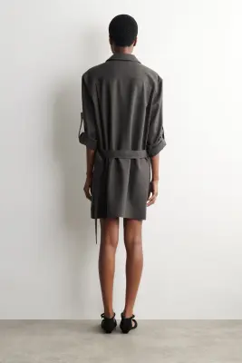 ROBE-CHEMISE COURTE DEMI-PLISSÉE EN LAINE - GRIS FONCÉ — photo 4