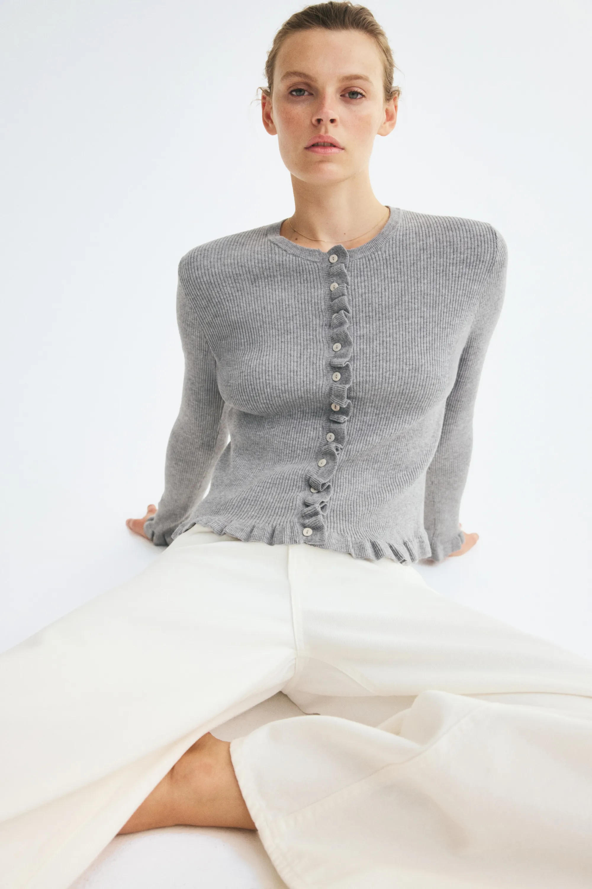 Gilet en maille côtelée avec volants ruchés - Gris chiné