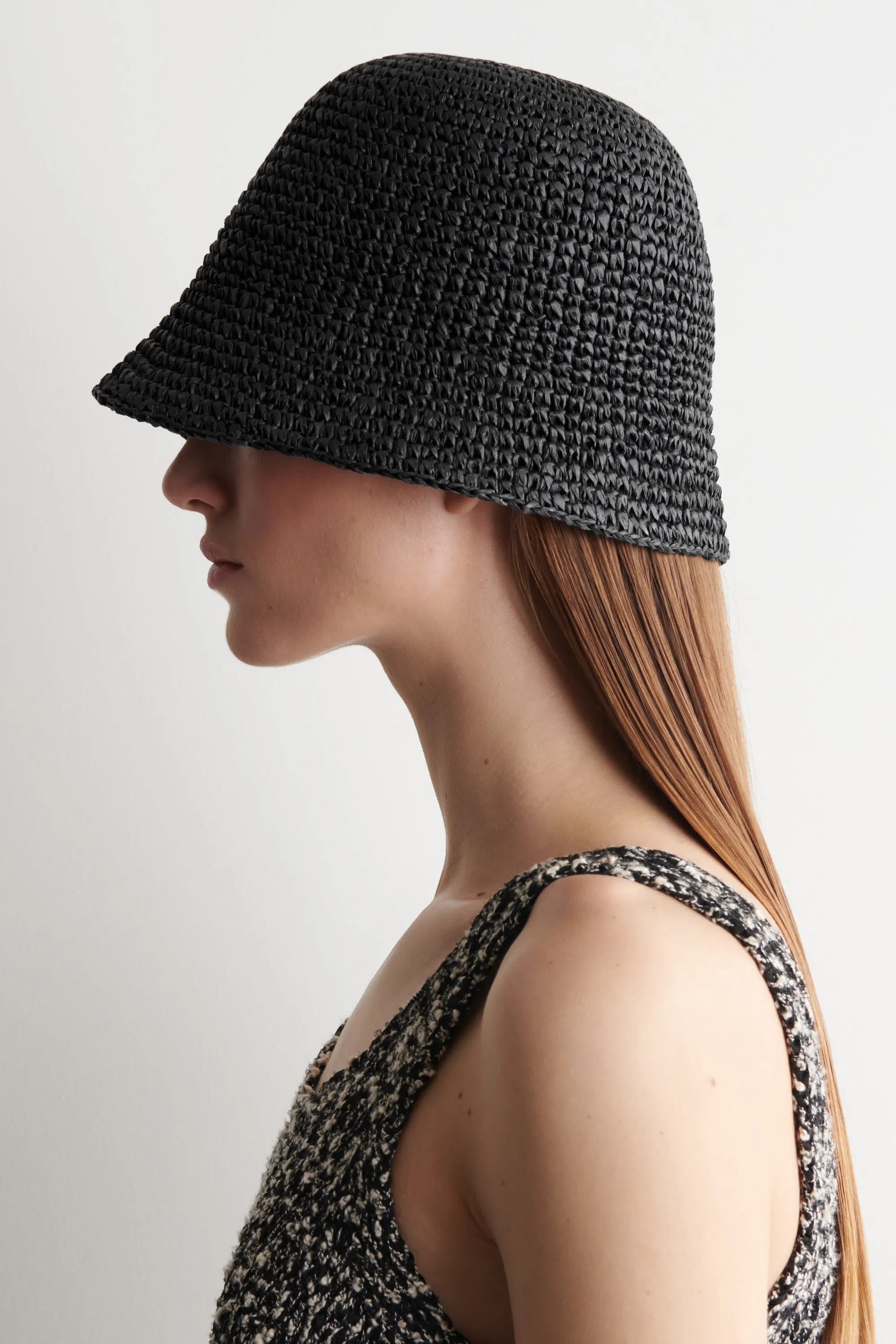 CHAPEAU SEAU SCULPTÉ EN PAILLE - NOIR