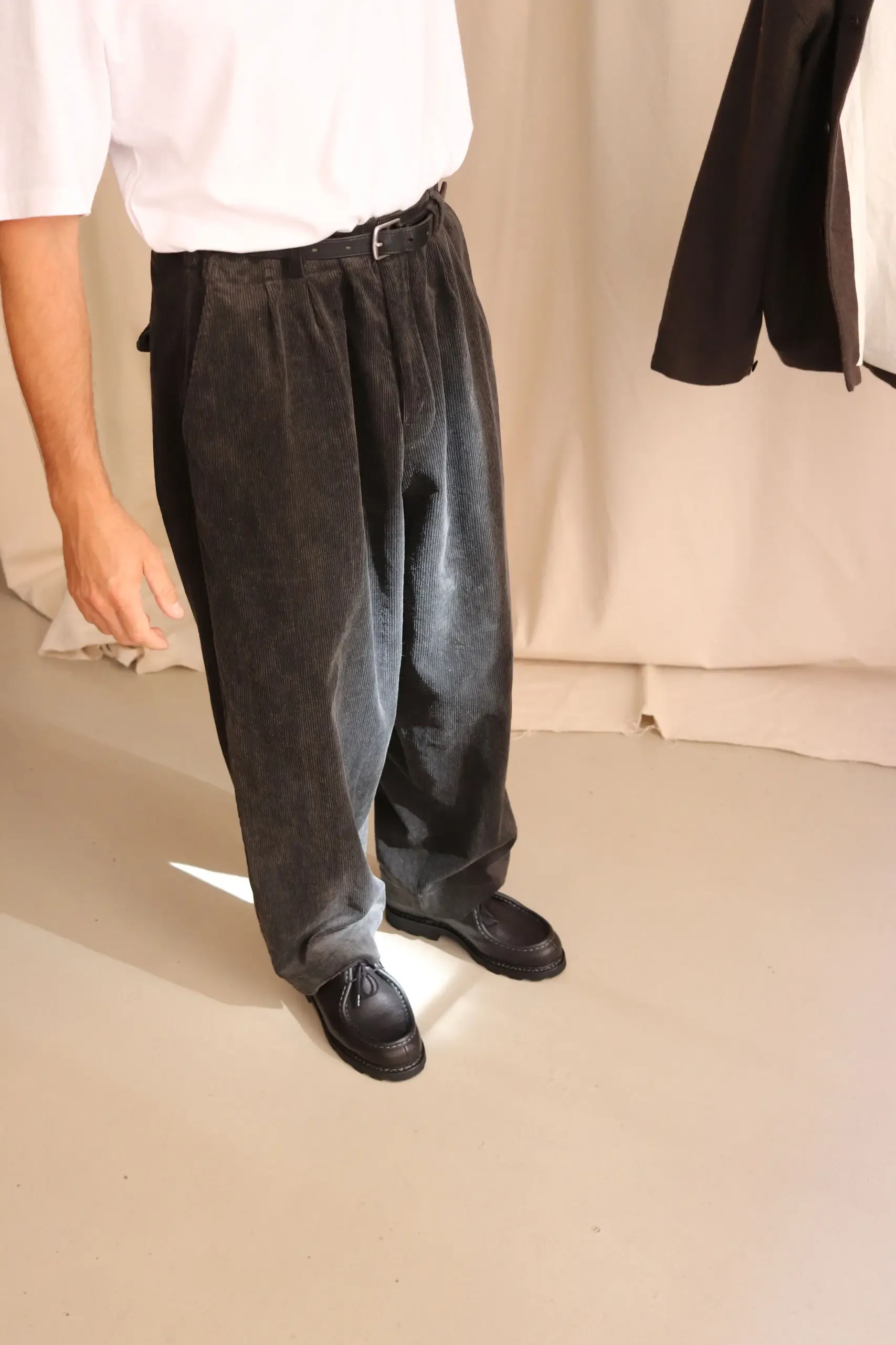 Evan Kinori – Two Pleat Pant – Charcoal