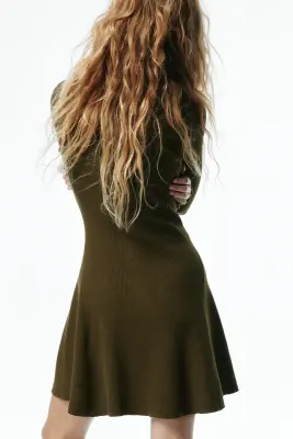 Robe en maille côtelée avec jupe évasée - Vert olive foncé — photo 2