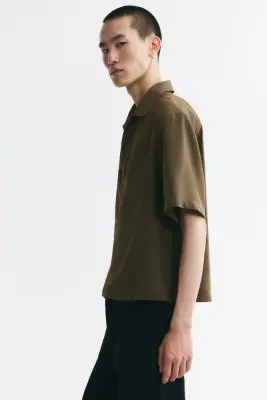 Chemise à col cubain Relaxed Fit en modal mélangé - Vert kaki foncé — photo 4