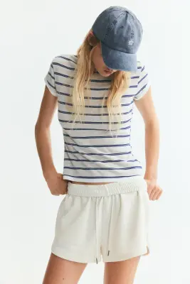 T-shirt ajusté avec biais contrastant - Beige clair/rayé — photo 1