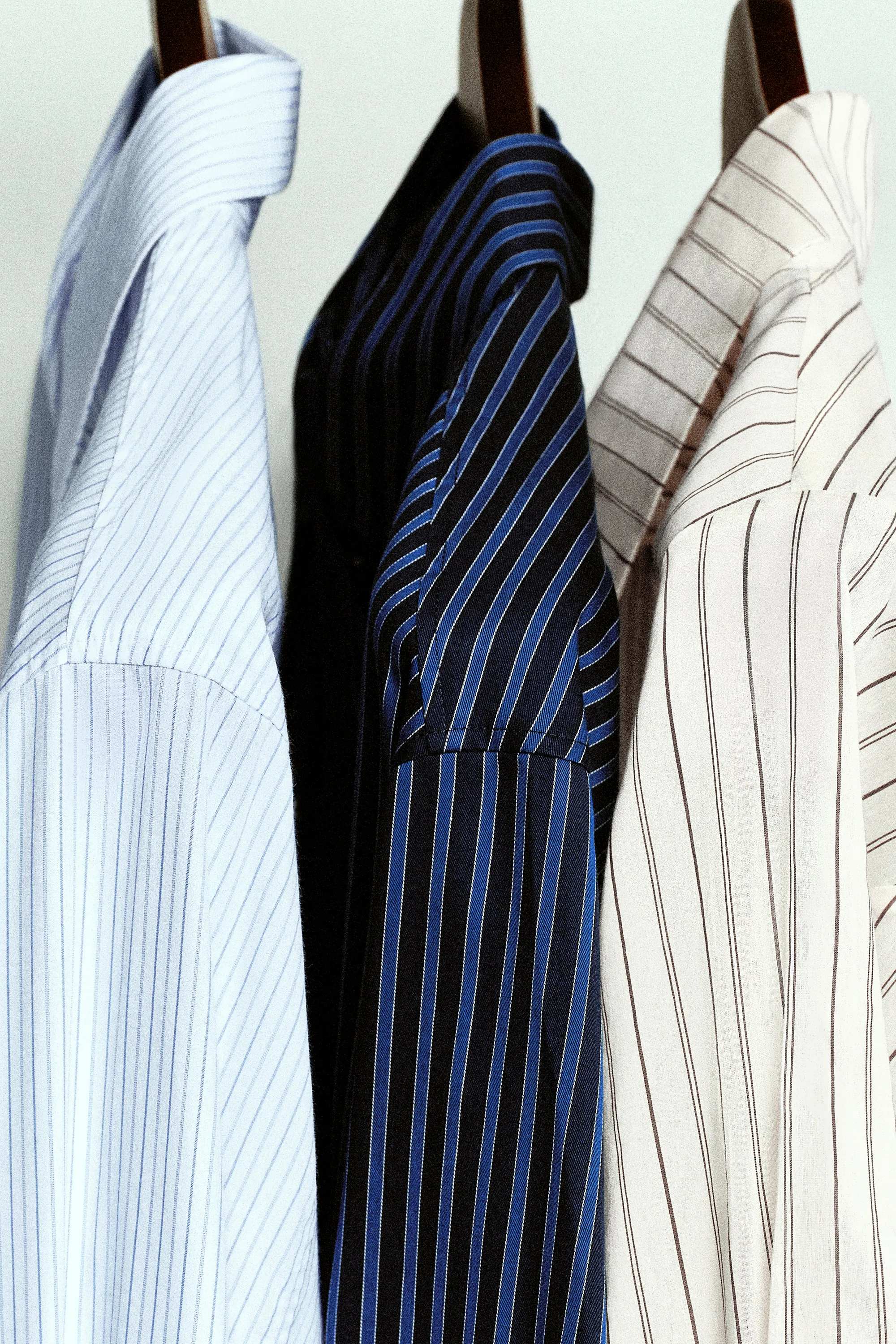 CHEMISE RAYÉE EN MÉLANGE DE COTON À COL ITALIEN - BLEU / BLANC / RAYURES