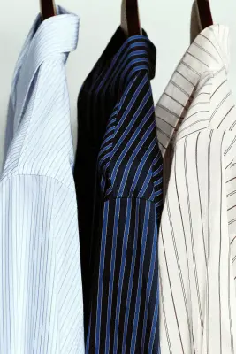 CHEMISE RAYÉE EN MÉLANGE DE COTON À COL ITALIEN - BLEU / BLANC / RAYURES — photo 1