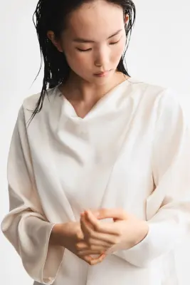 Blouse en satin avec encolure bénitier - Ivoire — photo 1